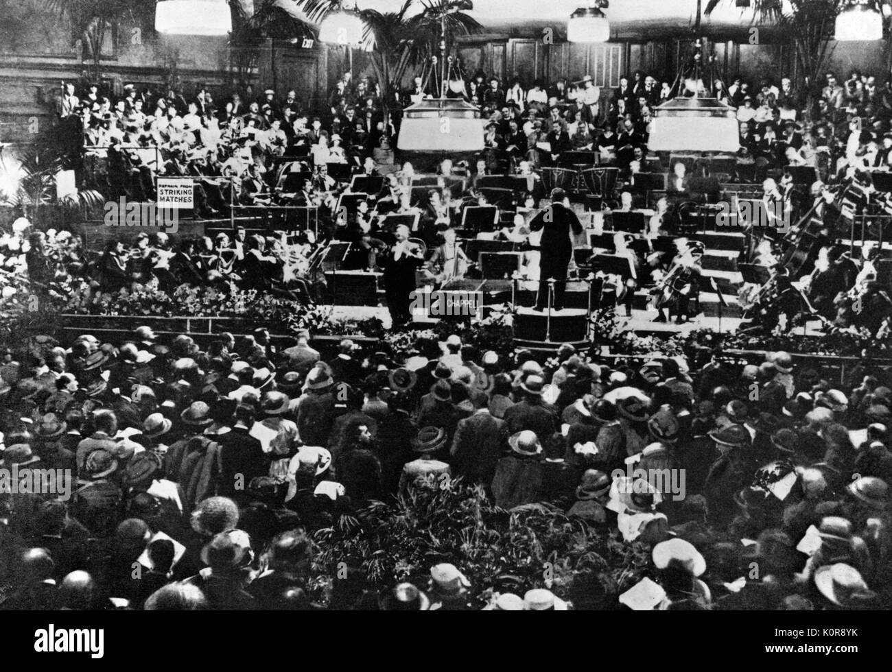 London Promenadenkonzert in 1922 Spaziergänger im Queen's Hall/Queens Hall stehen. Beachten Sie das Schild mit der Aufschrift "Keine auffallenden Übereinstimmungen' Stockfoto