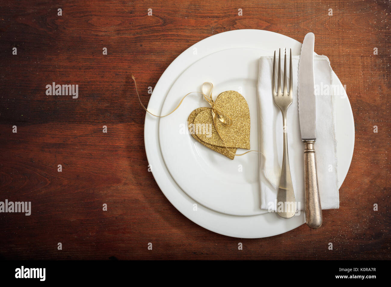Valentinstag romantisch gedeckten Tisch auf hölzernen Hintergrund Stockfoto