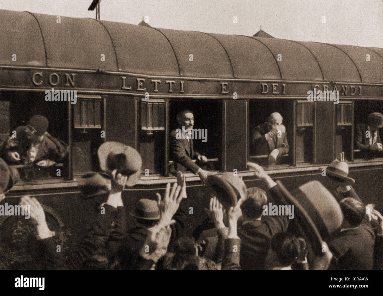 Arturo Toscanini Ankunft in Zug von begeisterten Fans auf der europäischen Tour 1929 mit La Scala Firma gegrüßt zu werden. Italienische Dirigent (1867-1957) Stockfoto