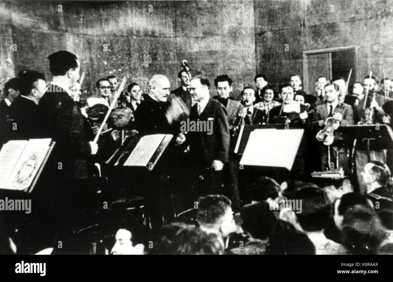 Arturo Toscanini in Palästina mit Huberman 1936. Italienische Dirigent 1867-1957 Stockfoto