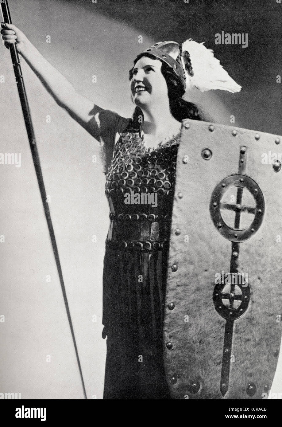 Kirsten Flagstad als Brünnhilde in Wagners Oper Ring Cycle, 1935. Norwegische Sopranistin 1895-1962 Speer schild Helm Stockfoto