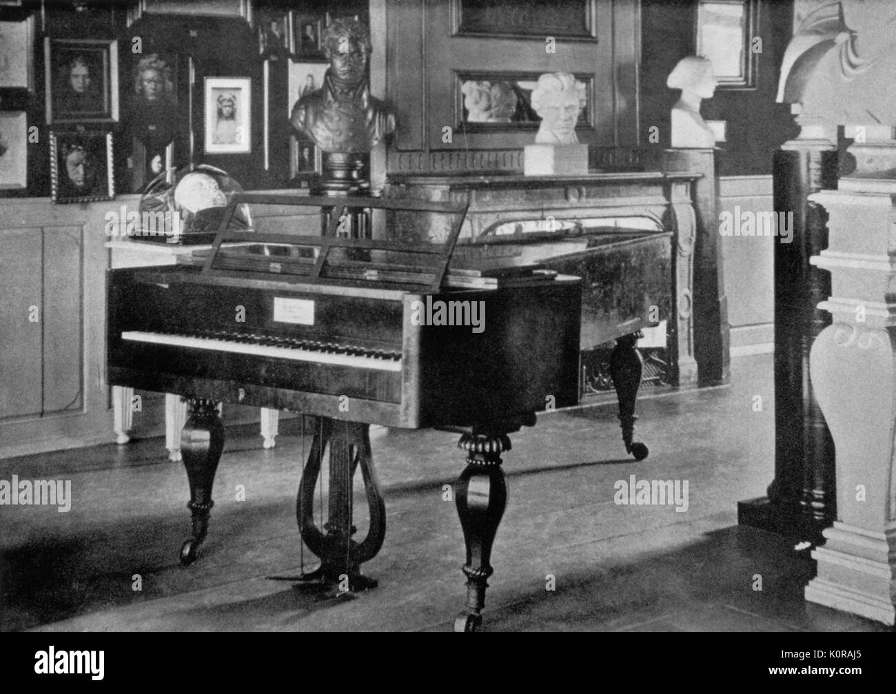 BEETHOVEN - Piano Zimmer in seinem Haus in Bonn an. (Hinweis totenmaske Die  lef, umgeben von Beethoven memorabiliat) von alten Drucken. Deutsche  Komponist 1770-1827 Stockfotografie - Alamy