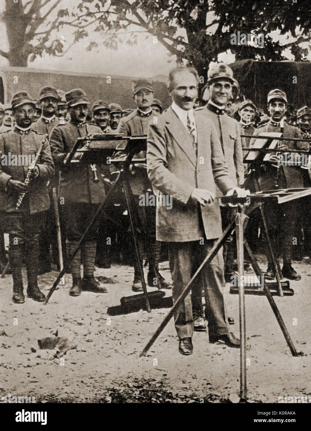 TOSCANINI, Arturo im Ersten Weltkrieg die Durchführung von Konzert für die italienischen Truppen. Hier ist er mit einer Militärkapelle. Italienische Dirigent, 1867-1957 Stockfoto