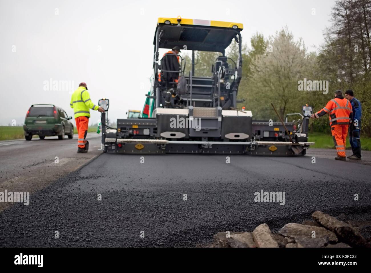 Traktor, Walze, Lkw auf der Straße für Standort reparieren. Road Construction Equipment. Road Repair Konzept. Stockfoto