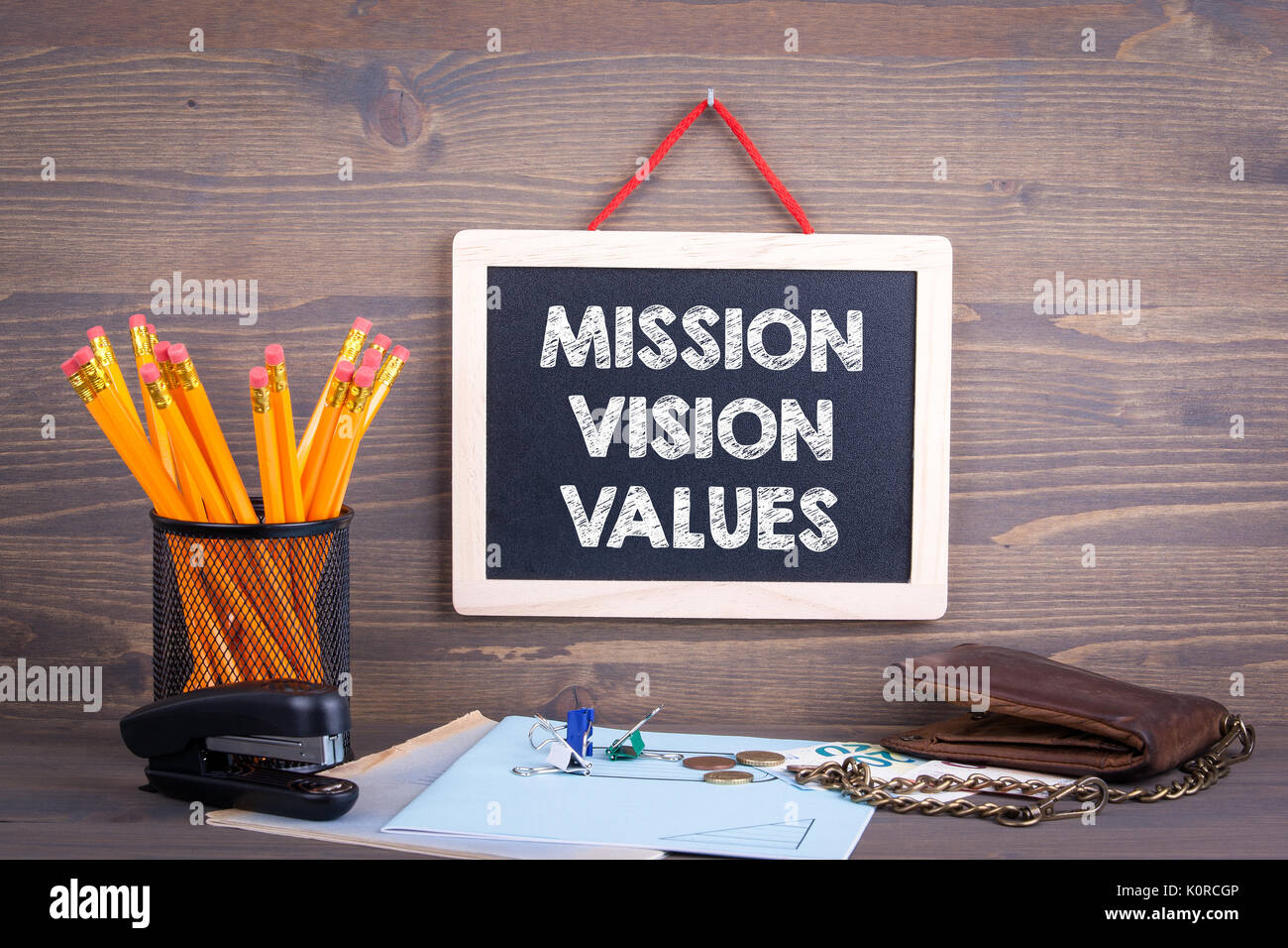 Mission, Vision und Werte. Tafel auf einem hölzernen Hintergrund. Stockfoto