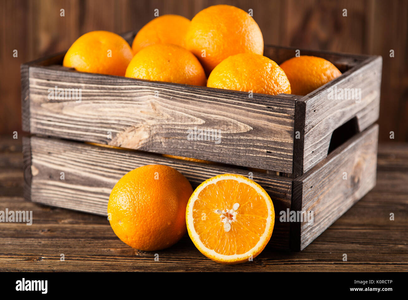 Frische Orangen in einer Kiste Stockfoto