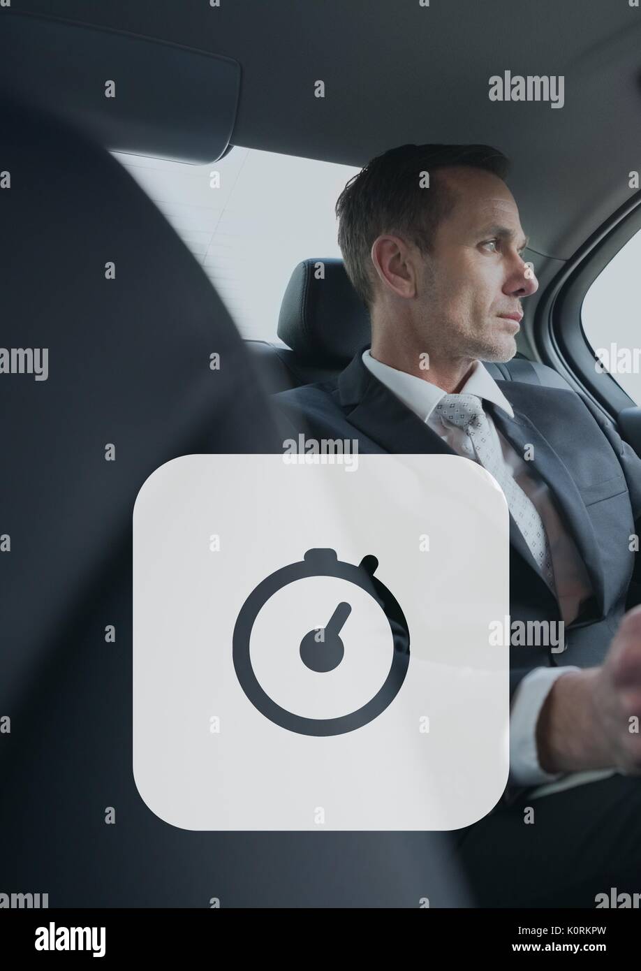 Digital composite von Symbol Uhr gegen Mann im Auto Stockfoto