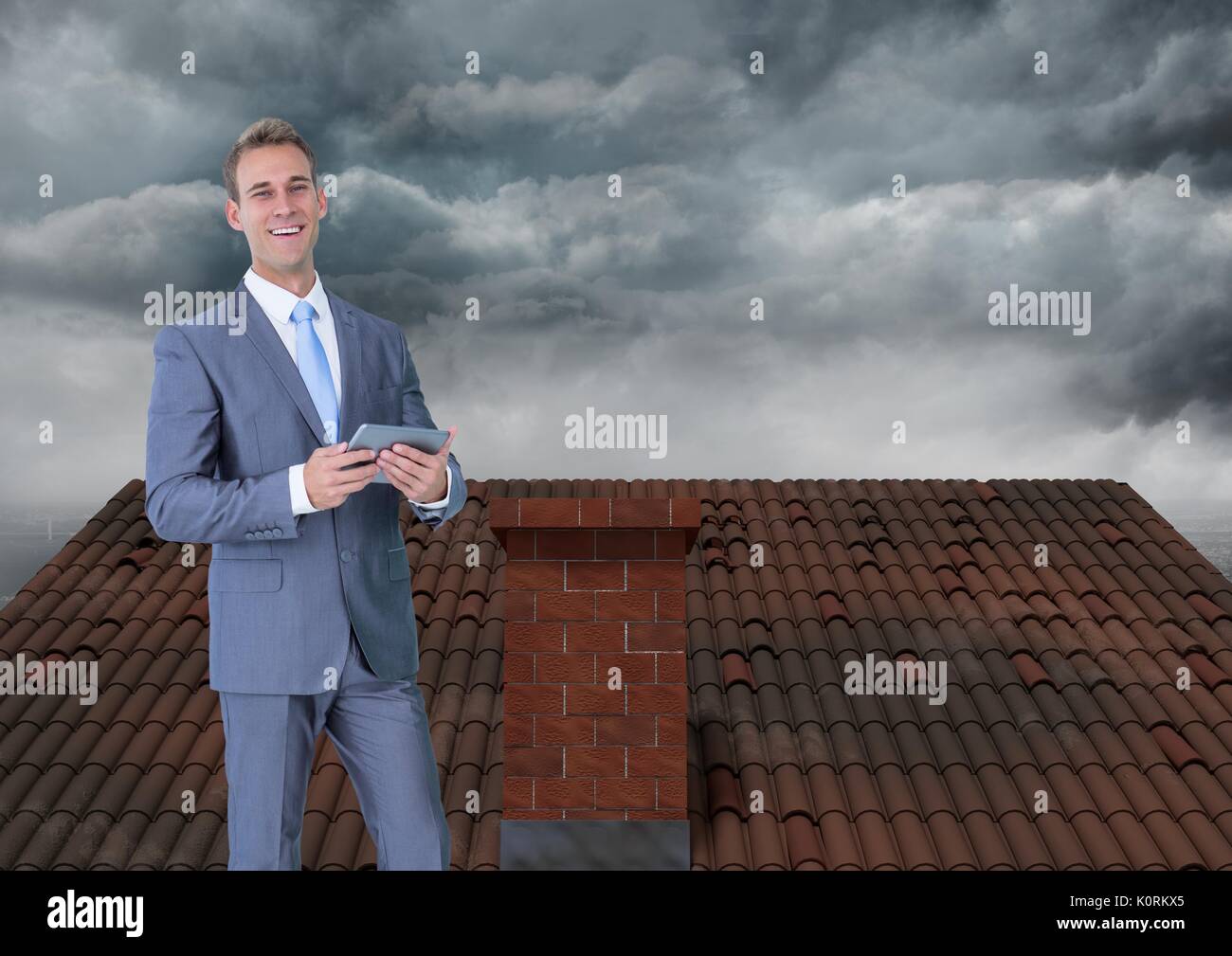 Digital composite der Geschäftsmann auf dem Dach mit Wolken Stockfoto