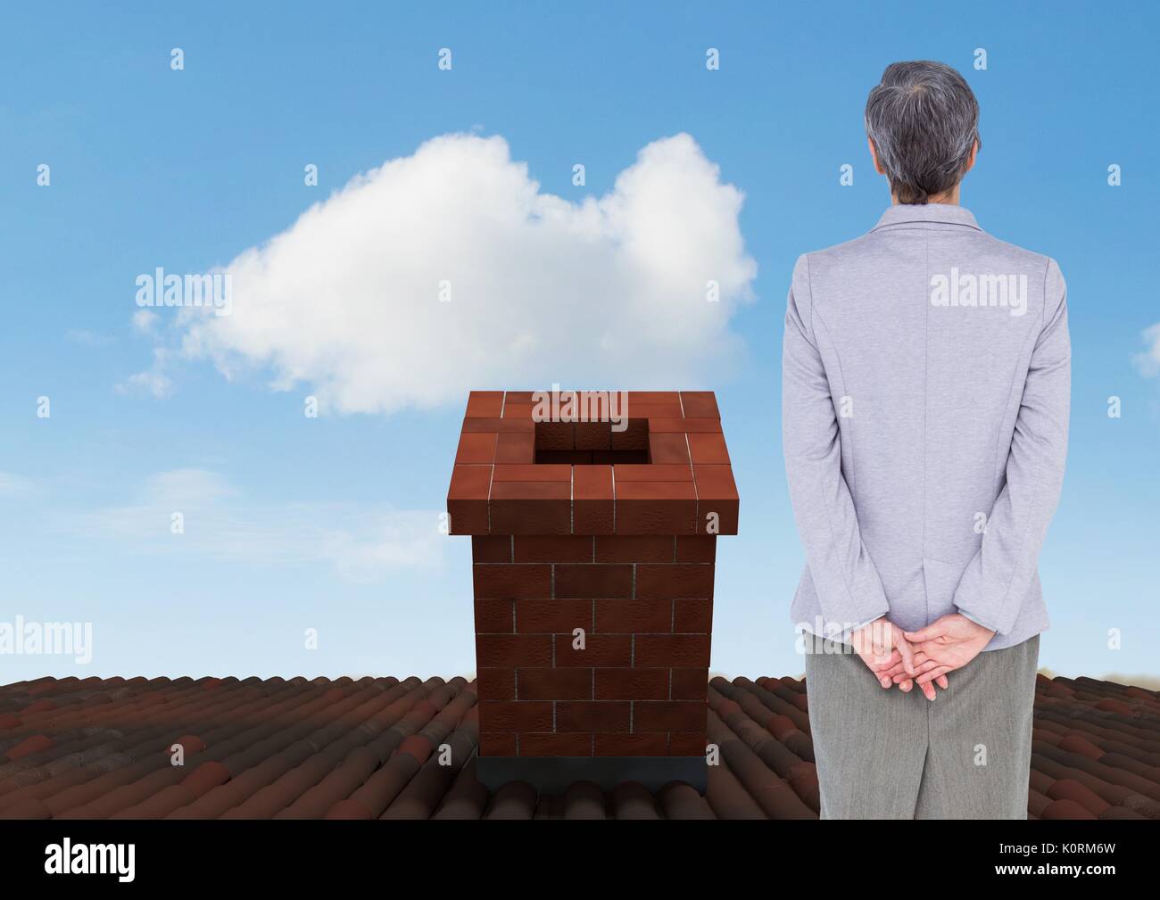Digital composite der Geschäftsfrau, stehend auf dem Dach mit Kamin und blauer Himmel Stockfoto