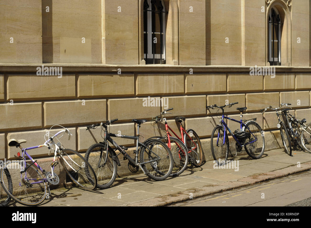 Fahrräder an der Seite der Straße geparkt Cambridge Stockfoto