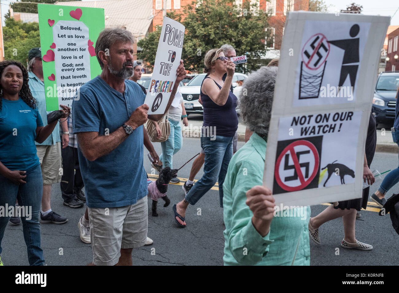 Bewohner einer kleinen Stadt in Lower Hudson Valley im Staat New York protestieren gegen Präsident Trümpfe und die ethnischen Spannungen in Charlottesville Stockfoto
