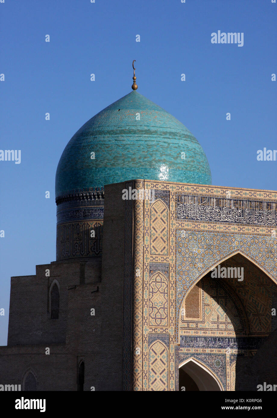 Mir-i-arabischen Madrassa, Buchara, Usbekistan. Gegenüber dem Kalon (große) Moschee. 16. Jahrhundert AD. 2011 Stockfoto