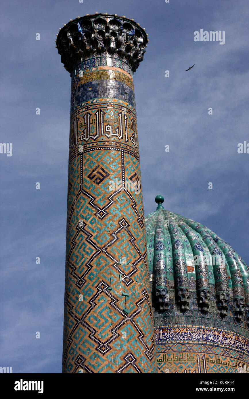 Minarett und Kuppel der Shir Dor Madrassa, Teil der Registan, Samarkand, Usbekistan. 17. Jahrhundert AD. Traditionelle Zentrum des öffentlichen Lebens. 2011 Stockfoto