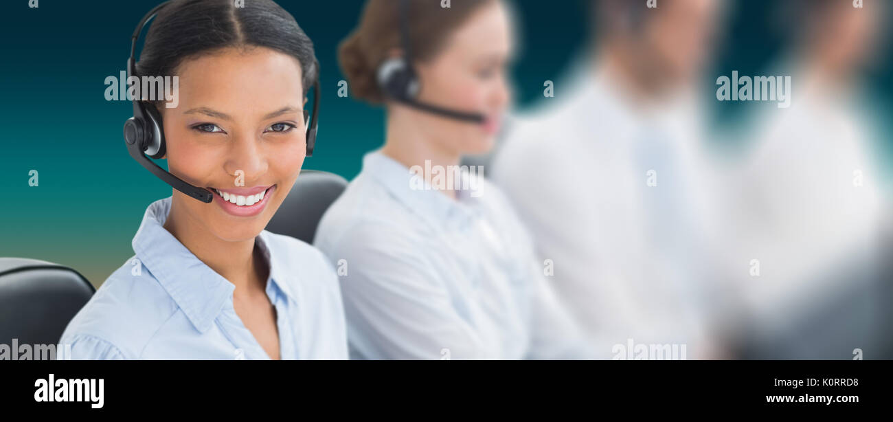 Geschäftsleute mit Headsets Computer gegen Türkis und orange Hintergrund Stockfoto