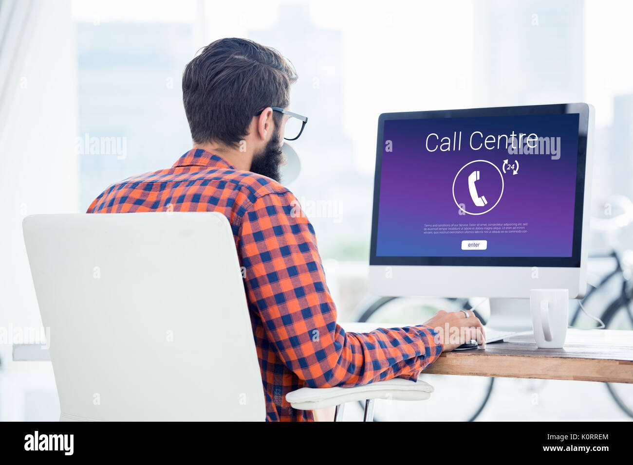 Symbole mit Call center Text gegen Hipster mit einem Computer Stockfoto