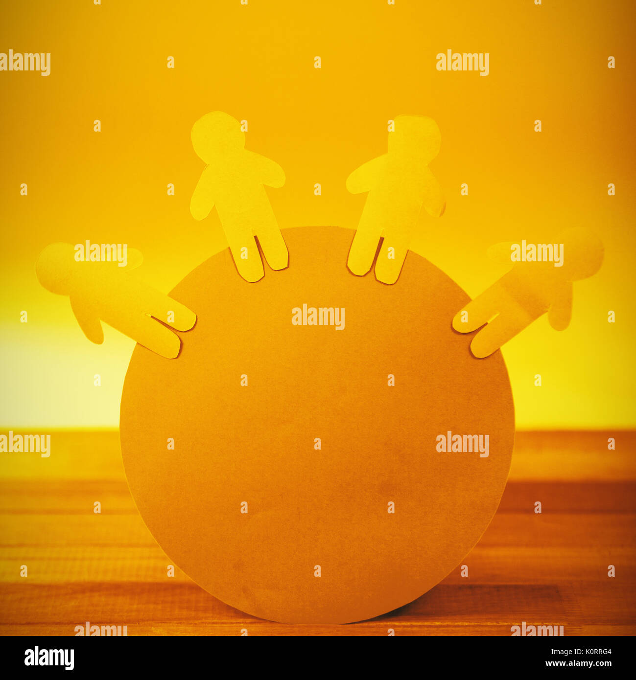 Konzeptbild von blauem Papier ausgeschnitten Zahlen auf Kreis Stockfoto