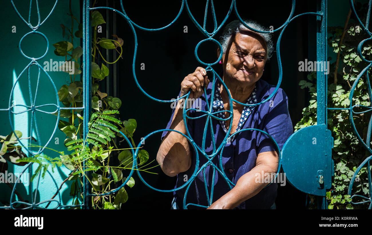 Alte Frau hinter den Gittern Stockfoto