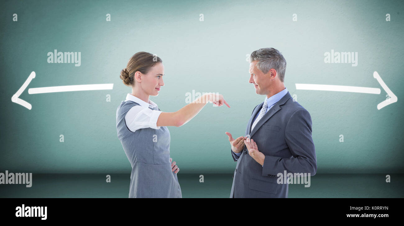 Geschäft Leute in ein Argument gegen grauen Raum Stockfoto