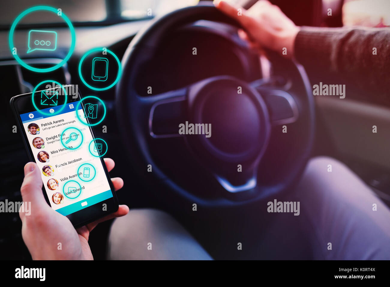 Digital zusammengesetzten Bild der Symbole im Kreise gegen Mann an der GPS an seinem Telefon suchen Stockfoto