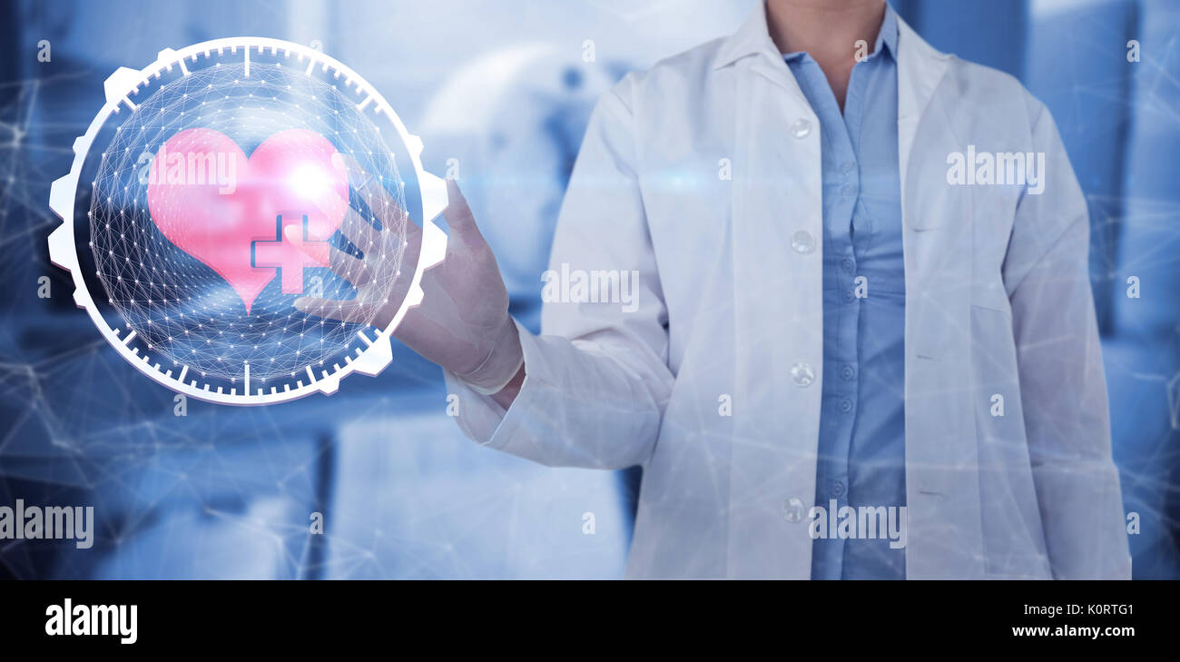 Mittelteil der Ärztin mit digitalen Bildschirm gegen Arzt Scannen der Patienten auf der Maschine Stockfoto