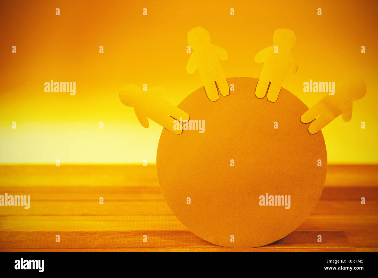 Nahaufnahme von blauem Papier Schneiden Sie Zahlen auf Globus Stockfoto