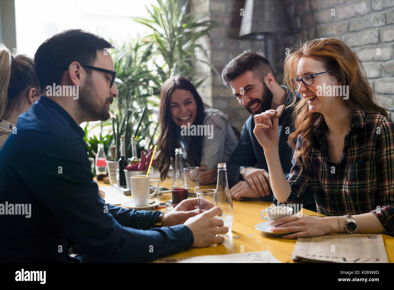 Gruppe von jungen Mitarbeiter Geselligkeit im Restaurant Stockfoto