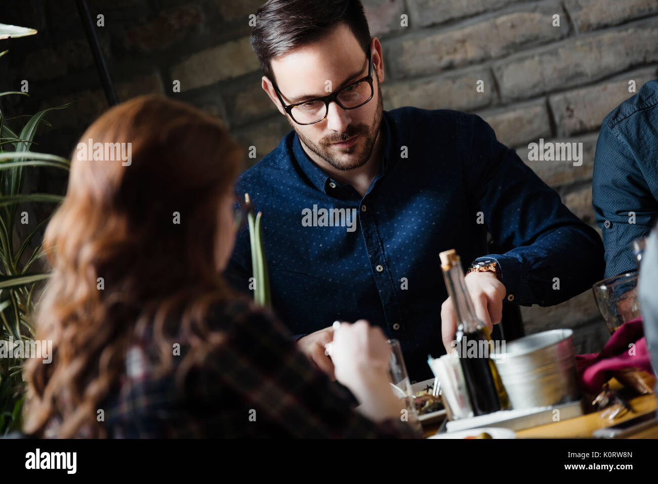 Attraktiver Mann und cute woman in Essen Stockfoto
