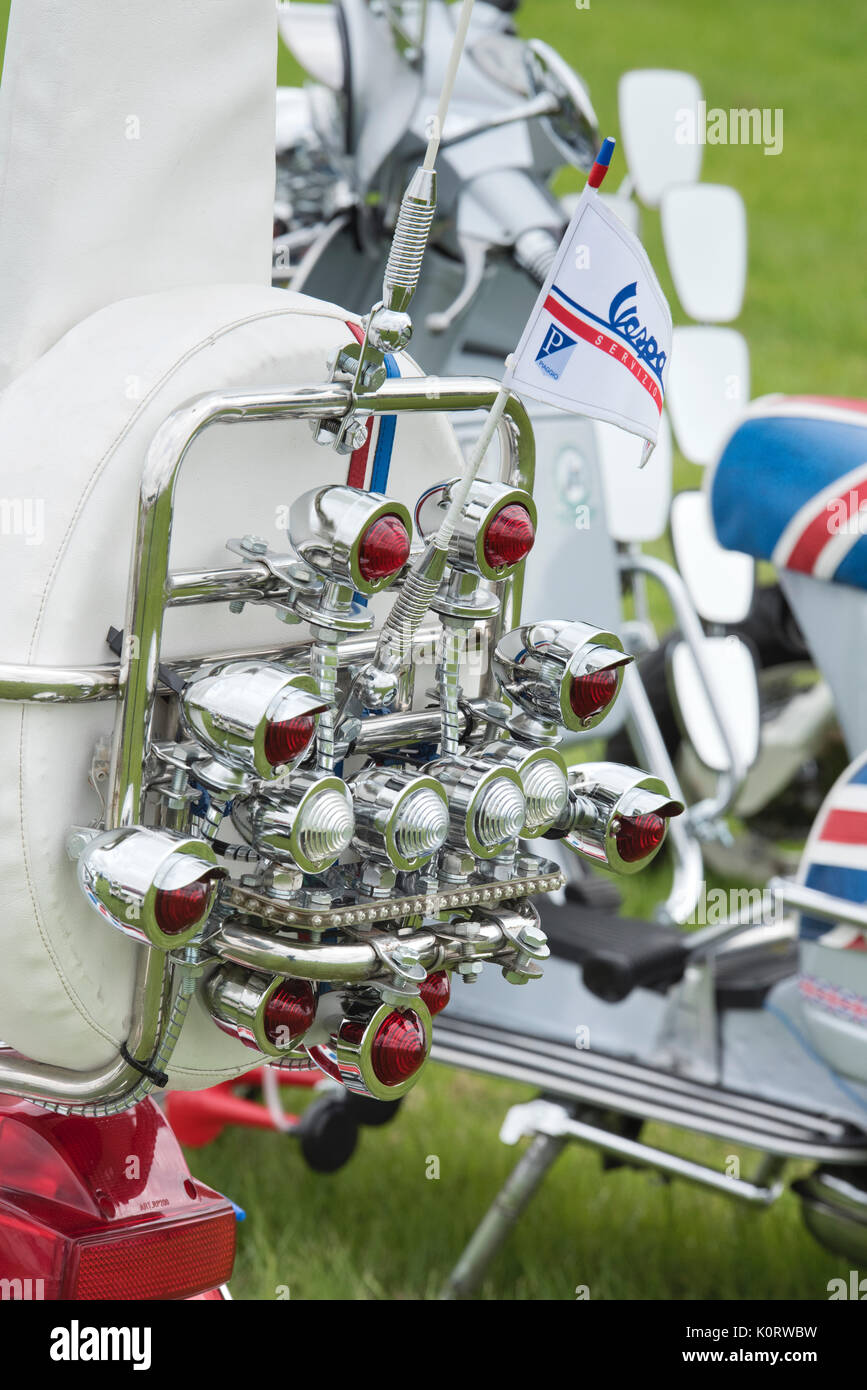 Mods vespa Custom Roller hinten in den Lichtern an einen Vintage Retro Festival abgedeckt. Großbritannien Stockfoto