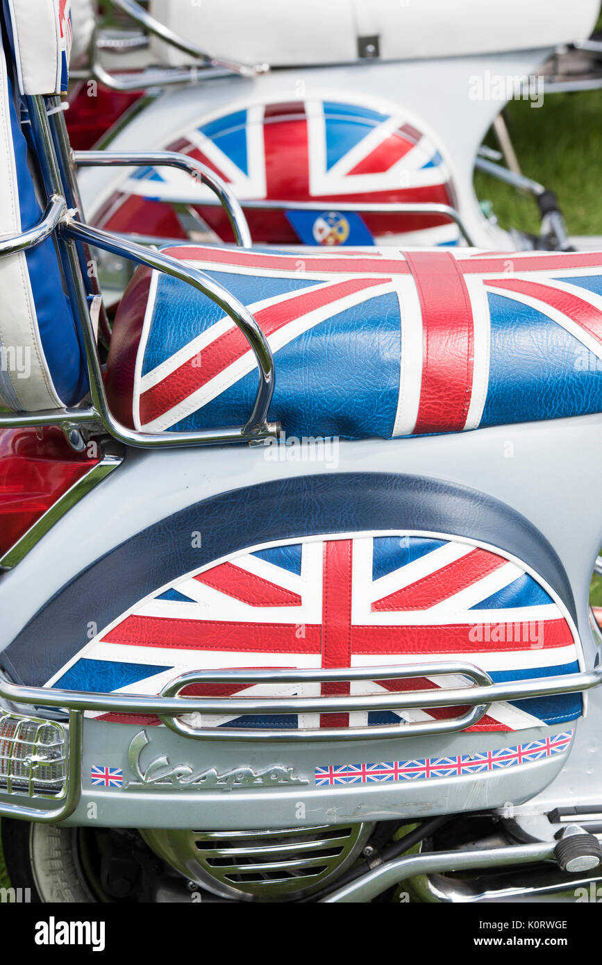 Mods Vespa custom Scooter mit Union Jacks an einem Vintage Retro Festival abgedeckt. Großbritannien Stockfoto