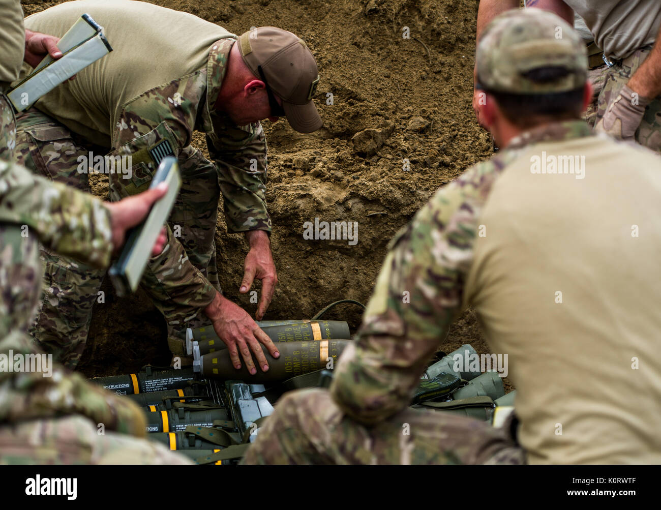 Us Air Force die Beseitigung von Explosivstoffen Techniker Ort C-4-Gebühren in der Reihenfolge der abgelaufenen Ordnance als Teil der Übung Patriot Krieger am Fort McCoy, Wis., Jan. 20, 2017 zu verfügen. Mehr als 600 finden Bürger Flieger und über 10.000 Soldaten, Seemänner, Marinesoldaten und internationalen Partnern liefen auf den Zustand von Wisconsin zu unterstützen eine Reihe von miteinander verbundenen Übungen einschließlich Patriot Krieger, Global Medic, CSTX, Diamond Sabre, und Leichenhalle Angelegenheiten Übung (MAX.). Patriot Krieger ist Air Force Reserve Command's Premier Übung, eine Chance für finden Bürger Flieger wi zu trainieren Stockfoto