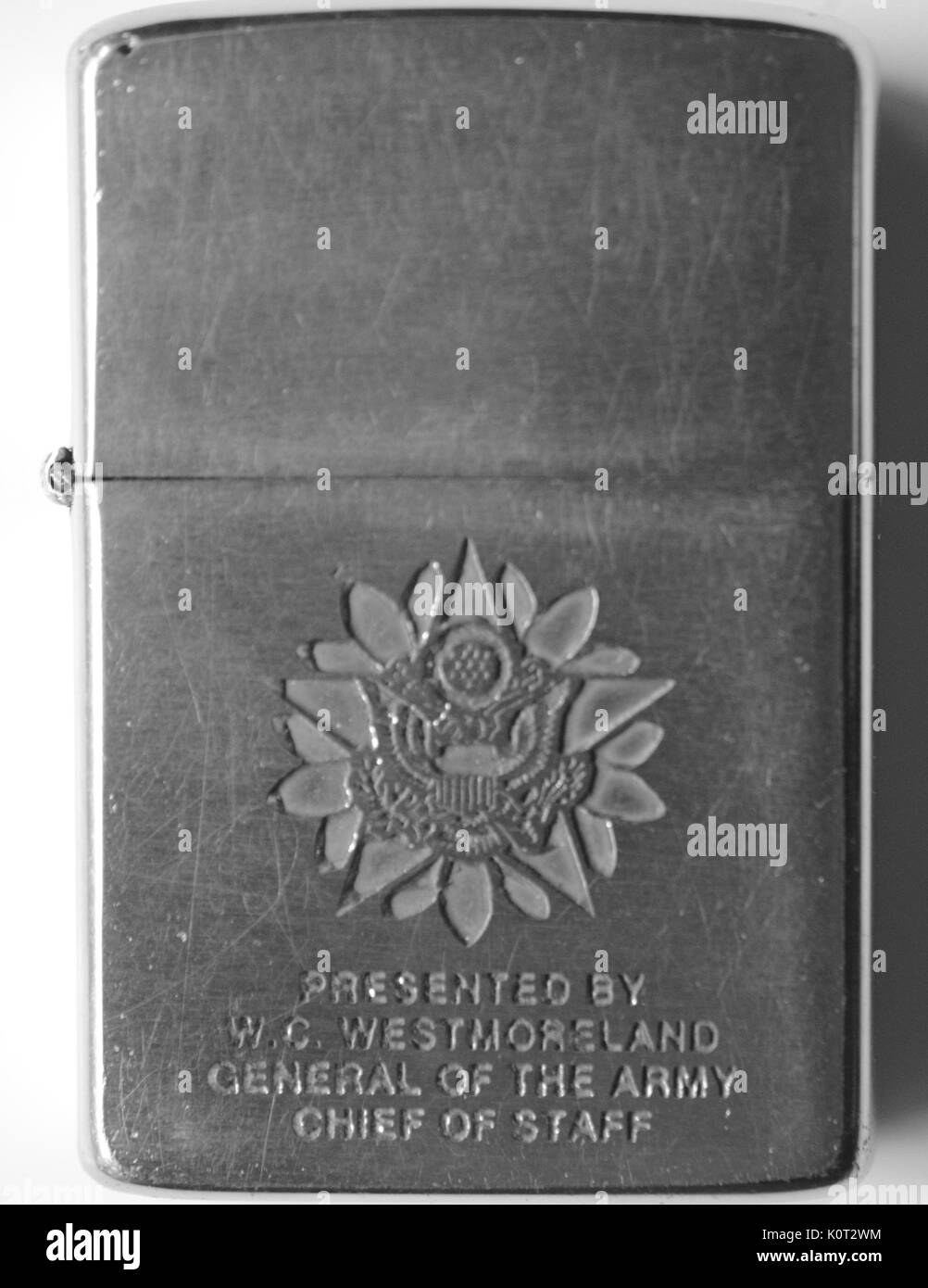 Zigarettenanzünder durch General der Armee und der Stabschef William Westmoreland während des Vietnam Krieges präsentiert, mit der Dichtung der United States Army, 1965 eingraviert. Stockfoto