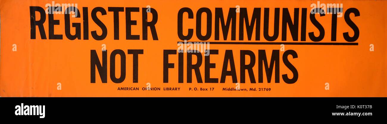 Registrieren Kommunisten, keine Schusswaffen, ein Vietnam Krieg Aufkleber in Opposition zur amerikanischen Kommunisten und zugunsten der zweiten Änderungsantrag gun Rights, 1965. Stockfoto