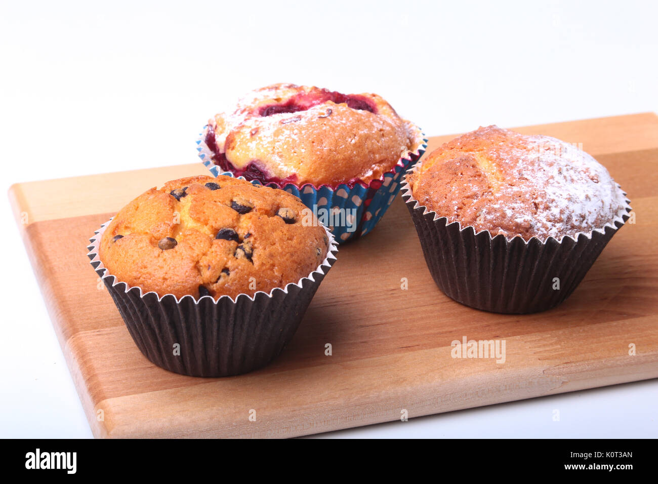 Hausgemachten Blueberry Muffins mit Puderzucker und frischen Beeren. Stockfoto