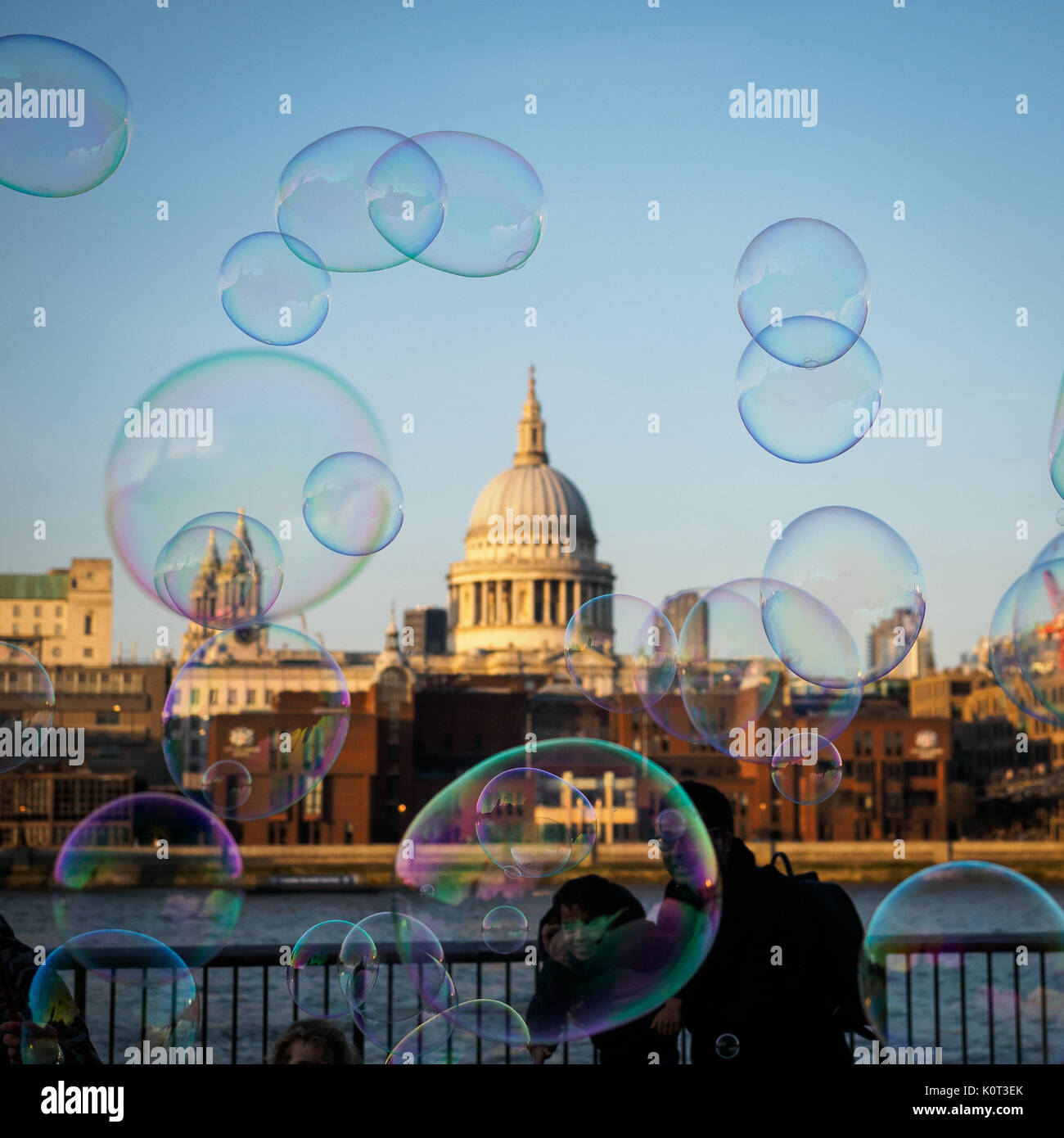 Blick auf die St. Paul's Cathedral mit Seifenblasen im Vordergrund. London, 2017. Quadratisches Format. Stockfoto