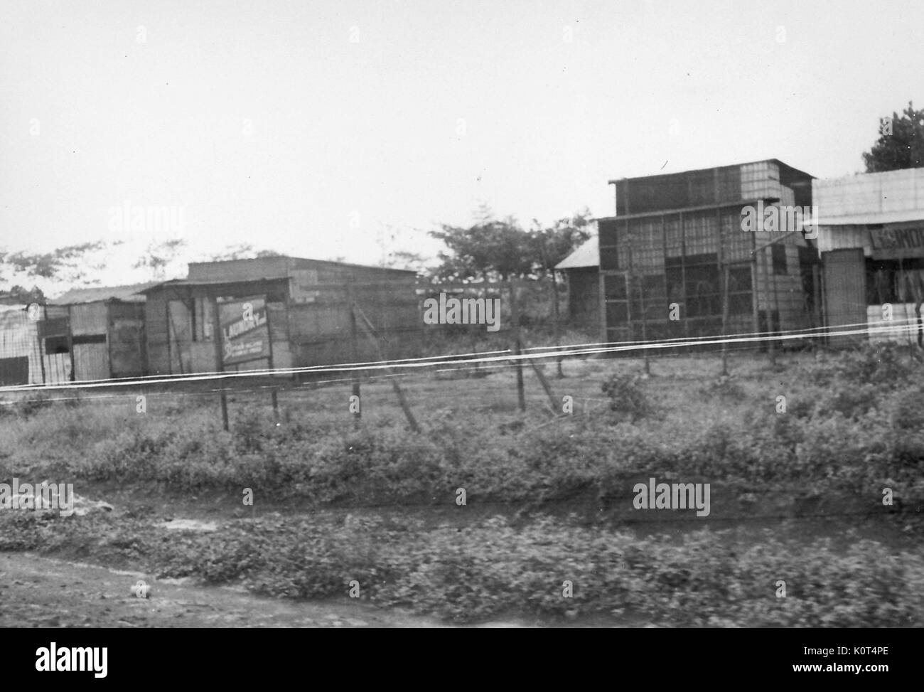 Ein Foto aus mehreren Gebäuden, die angezeigt werden, aufgegeben werden, die Gebäude schlecht konstruiert sind und in einer ländlichen Gegend, Thailand, 1967. Stockfoto