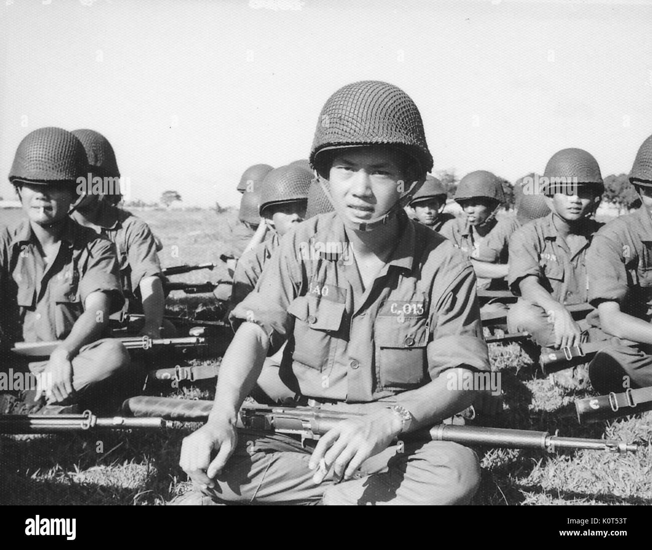 Eine Gruppe von Armee der Republik Vietnam Soldaten mit ihren Gewehren in den Schoß gelegt, Vietnam, 1968 sitzt. Stockfoto