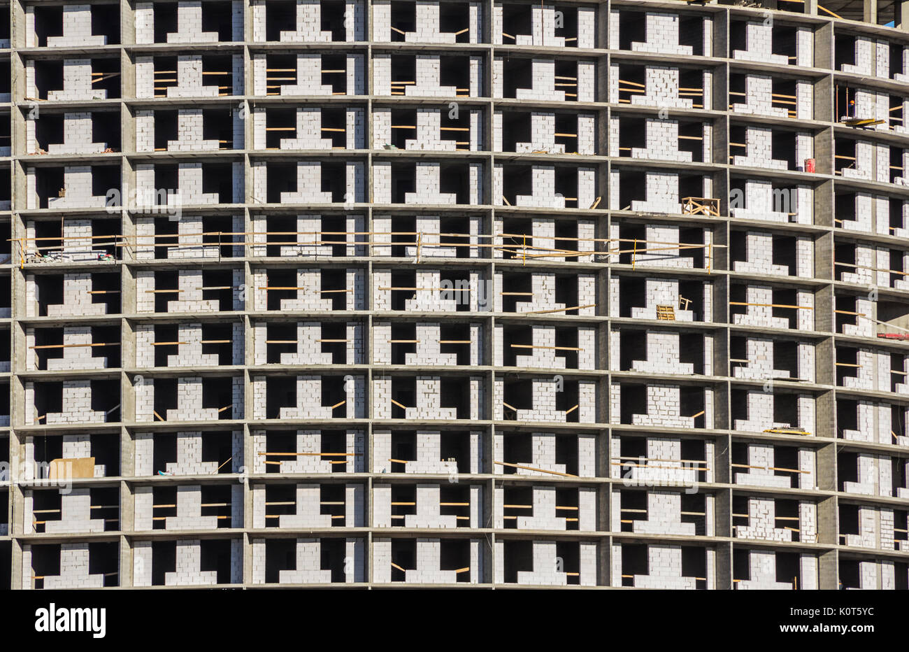 Dekoration Arbeit der Fassade von Bauherren in einem Bau Wiege der neuen Wohngebäuden und Turmdrehkrane Stockfoto