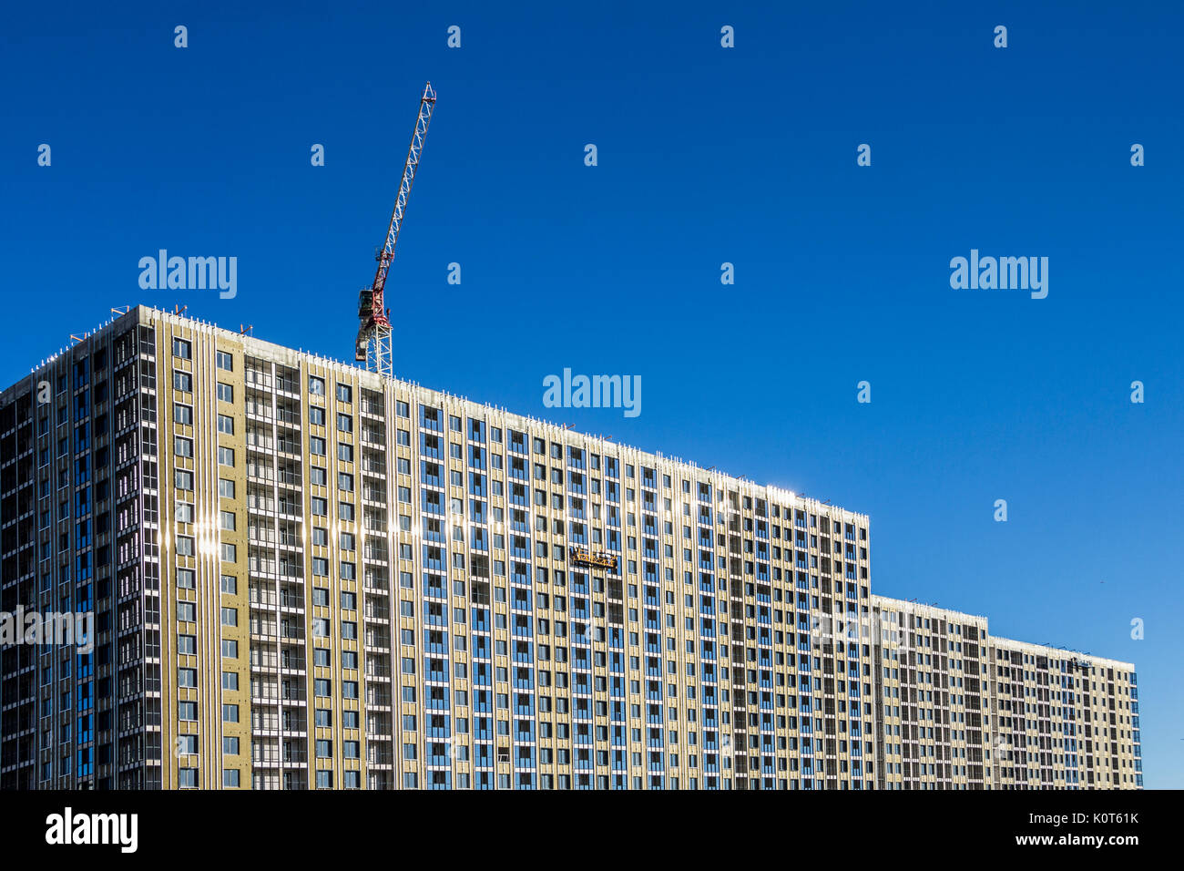 Dekoration Arbeit der Fassade von Bauherren in einem Bau Wiege der neuen Wohngebäuden und Turmdrehkrane Stockfoto