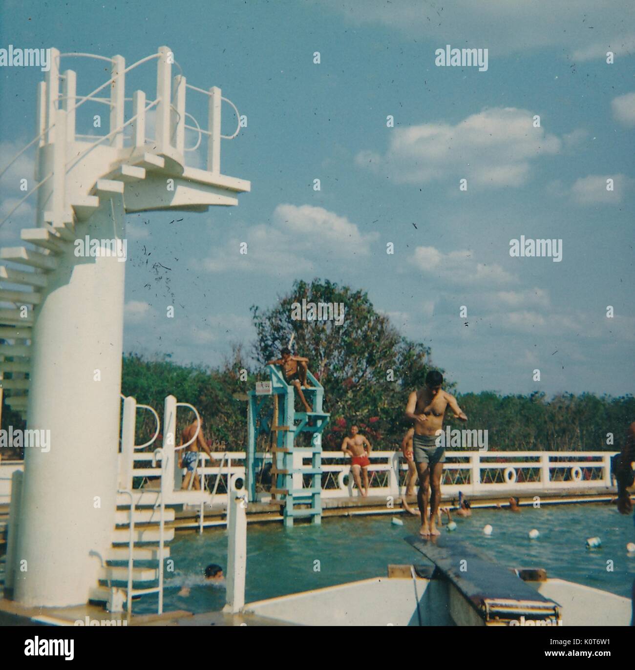 Ein Foto von United Soldaten schwimmen, in einen Pool, ein Soldat in der Rettungsschwimmer Stuhl sitzt, während ein anderes auf dem Sprungbrett ist, andere Soldaten schwimmen oder sich in der Nähe des Pool, Vietnam, 1968 gesehen werden kann. Stockfoto