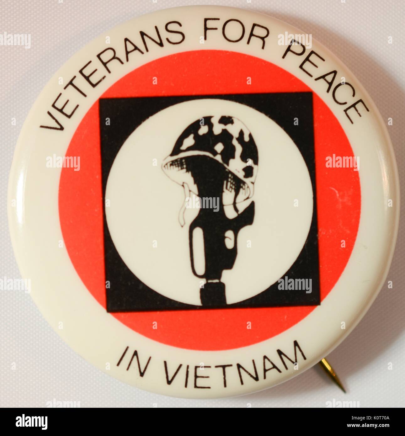 Ein anti-Vietnam Krieg protest Pin, liest 'Veteranen für den Frieden in Vietnam", es verfügt über eine Abbildung von einem Schlachtfeld Kreuz, die gefallenen Soldaten, 1968. Stockfoto