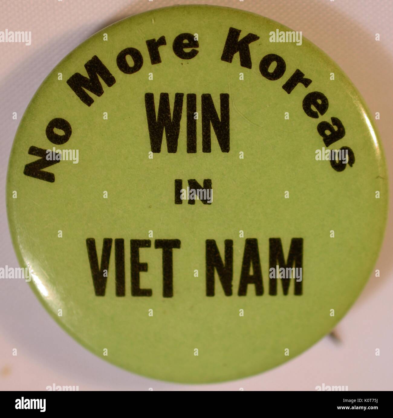 Eine Pin, die Unterstützung für die USA militärische Maßnahmen der Mitgliedstaaten während des Vietnam Krieges zeigt, enthält den Text "Nicht mehr Koreas' und 'Win in Vietnam", 1968. Stockfoto