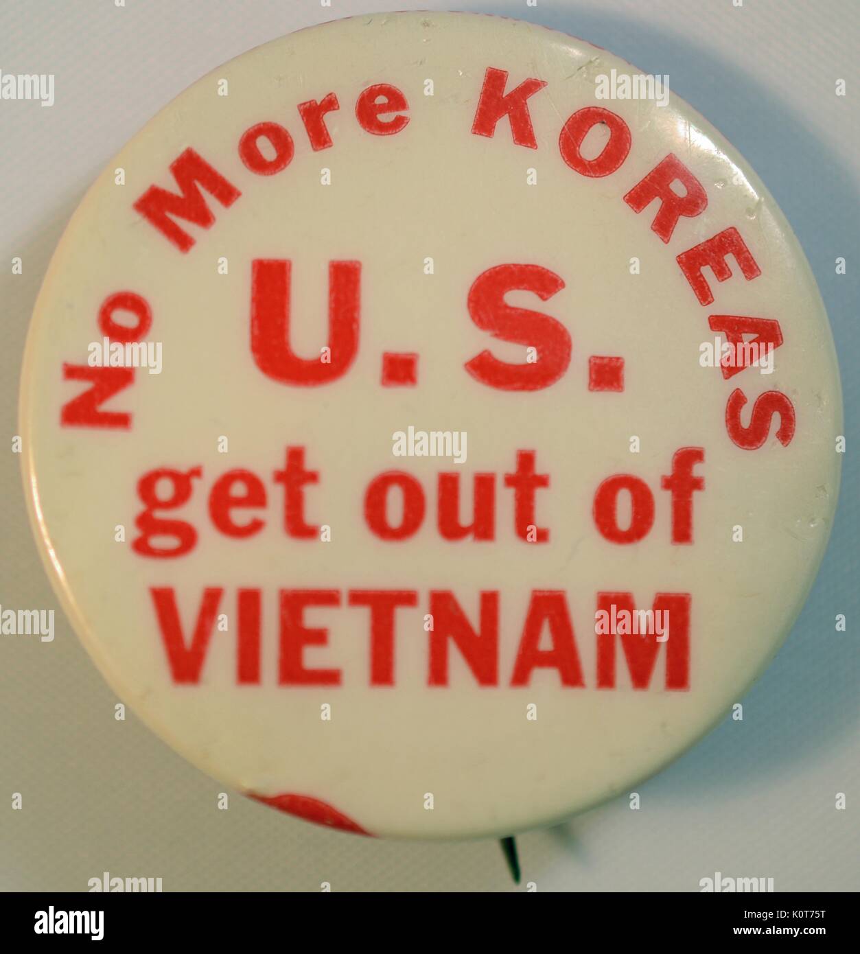 Ein Anti-kriegs-pin, liest "Nicht mehr Koreas" und "USA raus aus Vietnam", die Pin ist eine Reflexion Unbeliebtheit der Vereinigten Staaten die Beteiligung an dem Ergebnis des koreanischen Krieges, 1968 und. Stockfoto