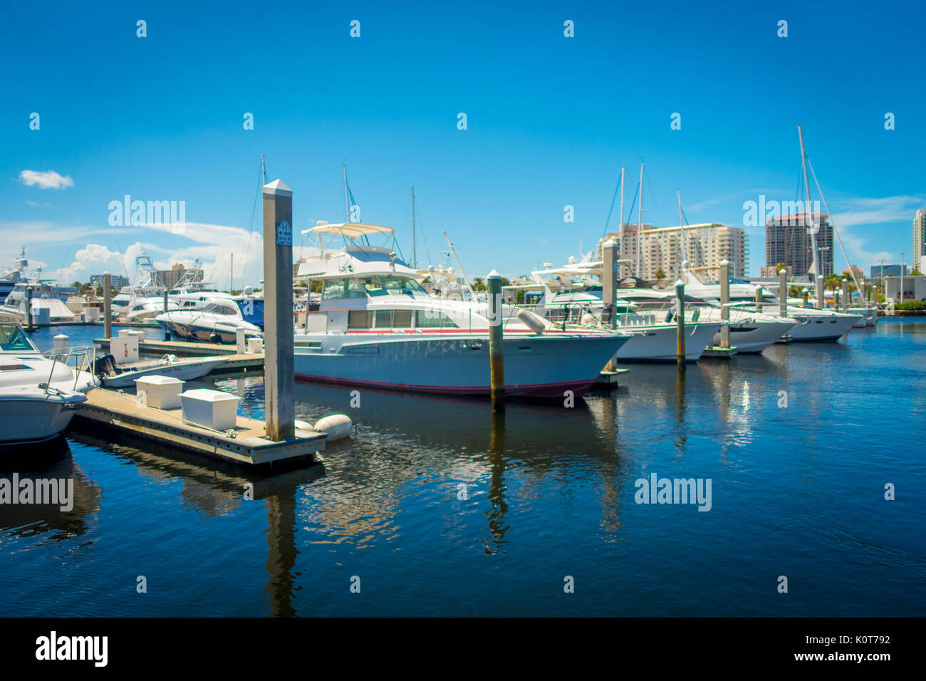 FORT LAUDERDALE, USA - 11. JULI 2017: eine Linie der Boote zum Verkauf an der Fort Lauderdale International Boat Show angezeigt Stockfoto