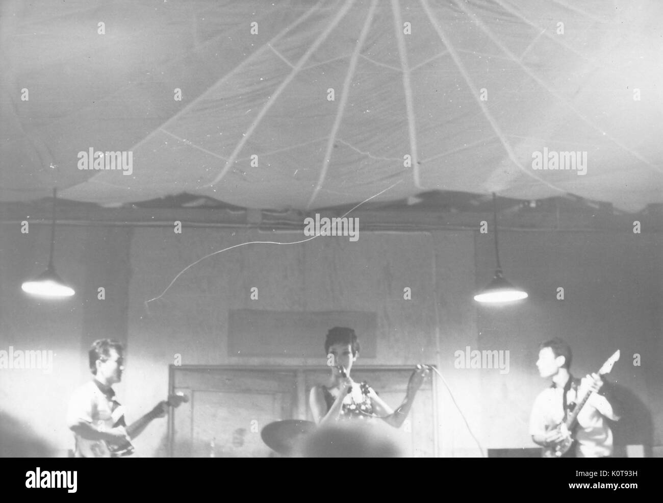 Ein Band für die Mitglieder der Vereinigten Staaten innerhalb eines großen provisorischen Gebäude in Vietnam Militär, während des Vietnam Krieges, 1966. Stockfoto