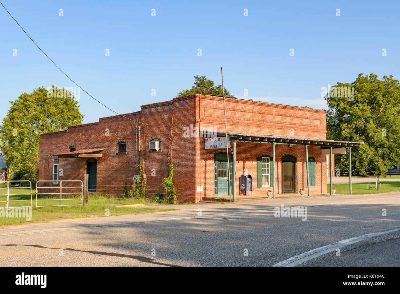 Die kleinen ländlichen Postgebäude in Matthews, Alabama, USA, die typisch für eine kleine Stadt oder Gemeinde im ländlichen Süden der USA ist. Stockfoto
