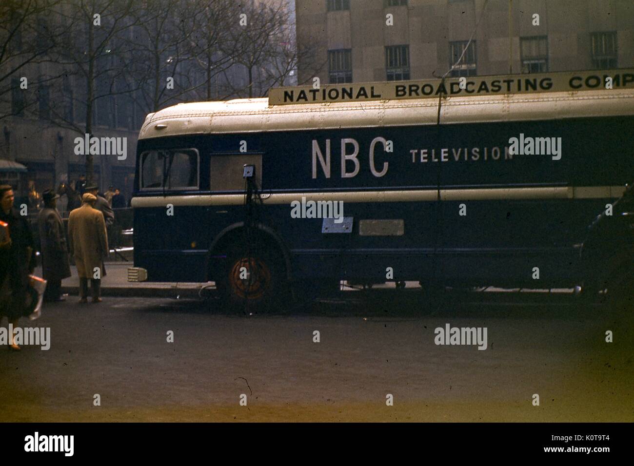Ansicht eines National Broadcasting Company (NBC) Fernsehen Remote Broadcasting Bus vor dem Rockefeller Center Plaza geparkt, Midtown Manhattan, New York City, Dezember, 1955. Stockfoto