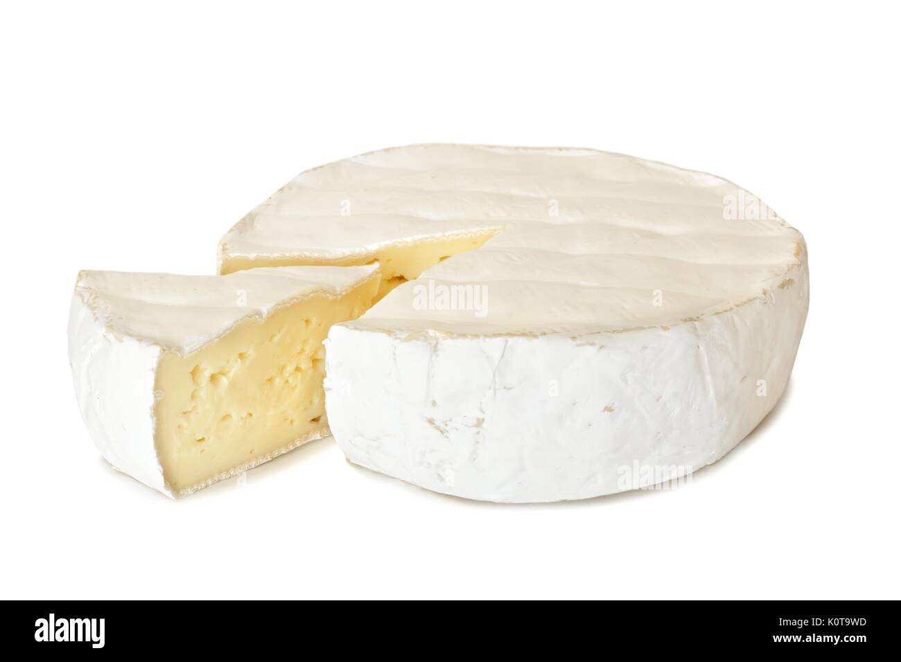 Brie Käse mit geschnittenen Scheibe auf weißem Hintergrund Stockfoto