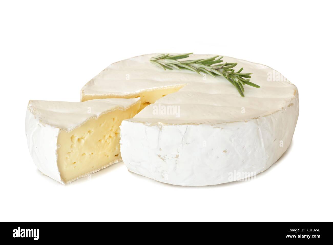 Brie Käse mit Rosmarin und Schneiden Schneiden auf weißem Hintergrund Stockfoto