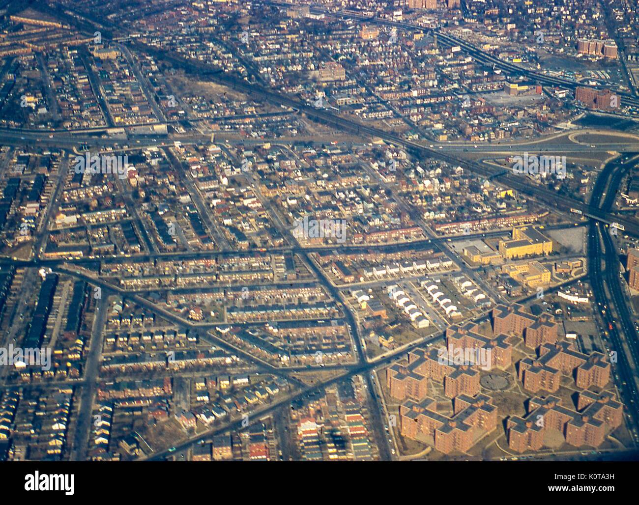 Luftaufnahme nördlich der Nachbarschaften von Middle Village, Rego Park und Elmhurst, Queens, New York City, 1957. Die Bahngleise der Long Island Rail Road (LIRR) nach Forest Hills verlaufen schräg von der oberen linken Ecke nach rechts in der Mitte und überqueren den Long Island Expressway (LIE) und den Woodhaven Boulevard. Die KLEEBLATT-Kreuzung LIE's Exit 19 befindet sich am rechten Rand der Mitte. Horace Harding Hospital (später St John's Hospital), 90-02 Queens Boulevard und Hoffman Park liegen zwischen den beiden. Gegenüber vom Krankenhaus am 90-05 Queens Blvd ist das Fairyland Park Amusement Center an der Kreuzung Stockfoto