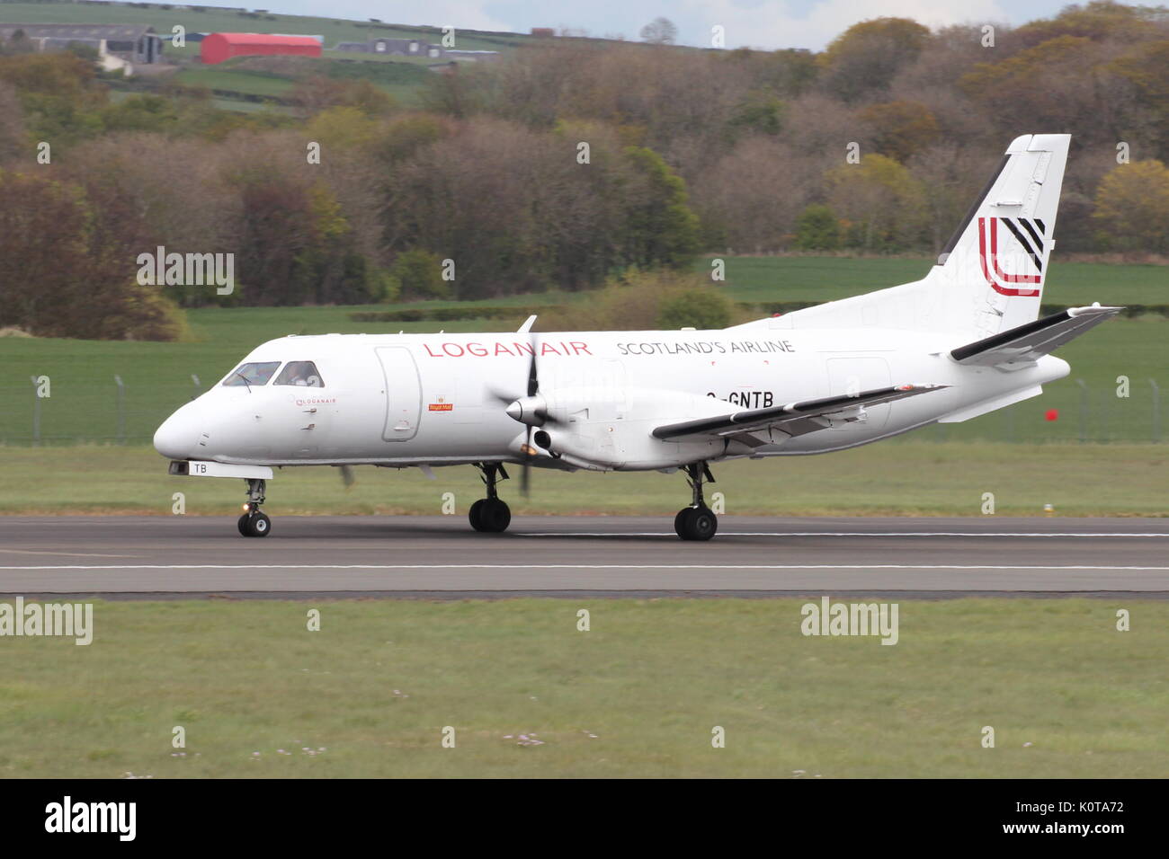 G-DZT, eine Saab 340 Betrieben von Loganair, während der Ausbildung an der Glasgow Prestwick International Airport in Ayrshire. Stockfoto